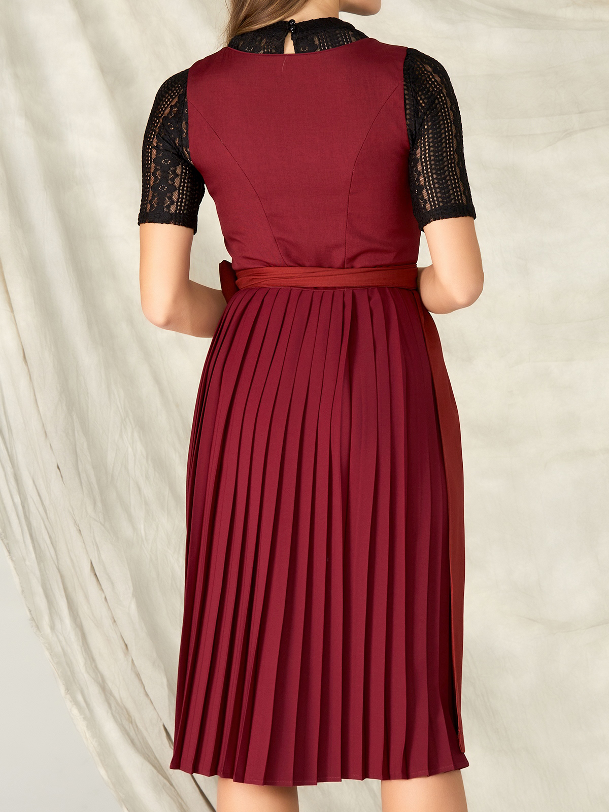 Modernes Dirndl in Rot mit schlanker Silhouette
