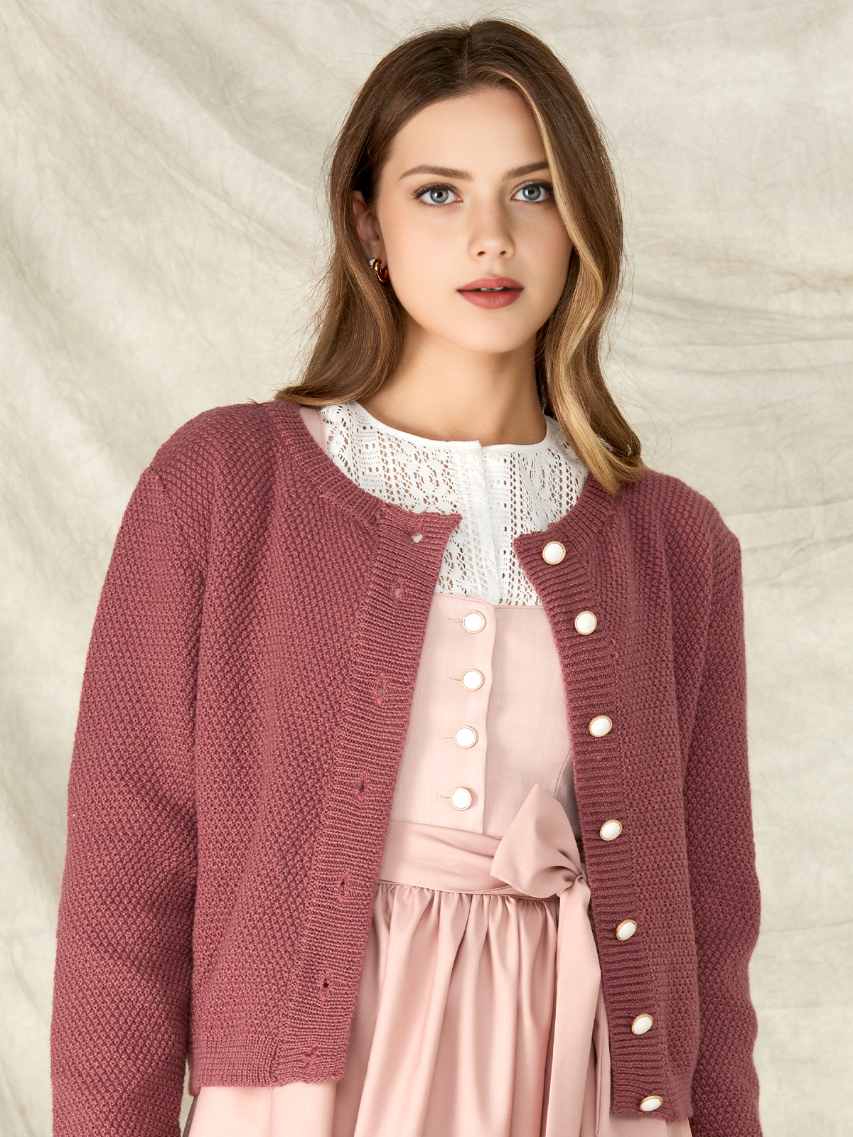 Rotes Samt-Dirndl in eleganter Pose