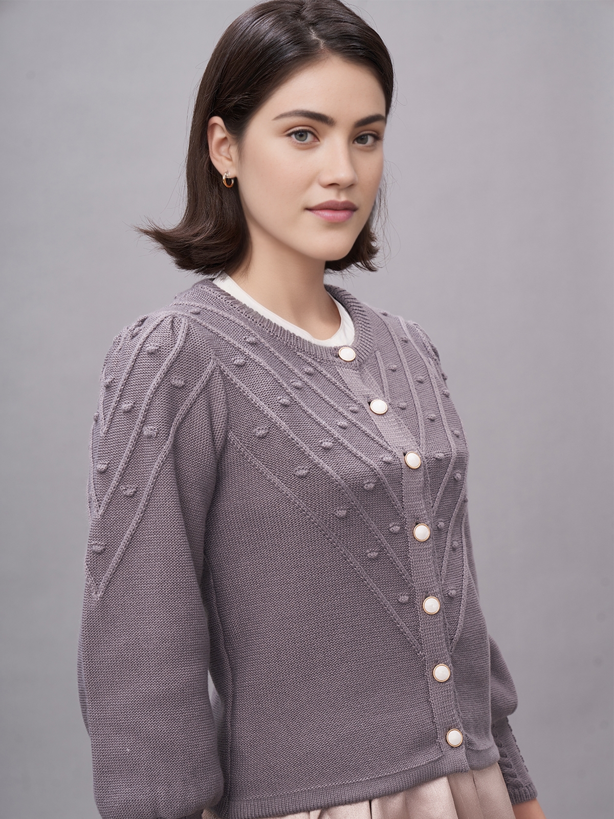 Ein graues Dirndl Leder mit modernem Schnitt – perfekt für jeden Anlass.