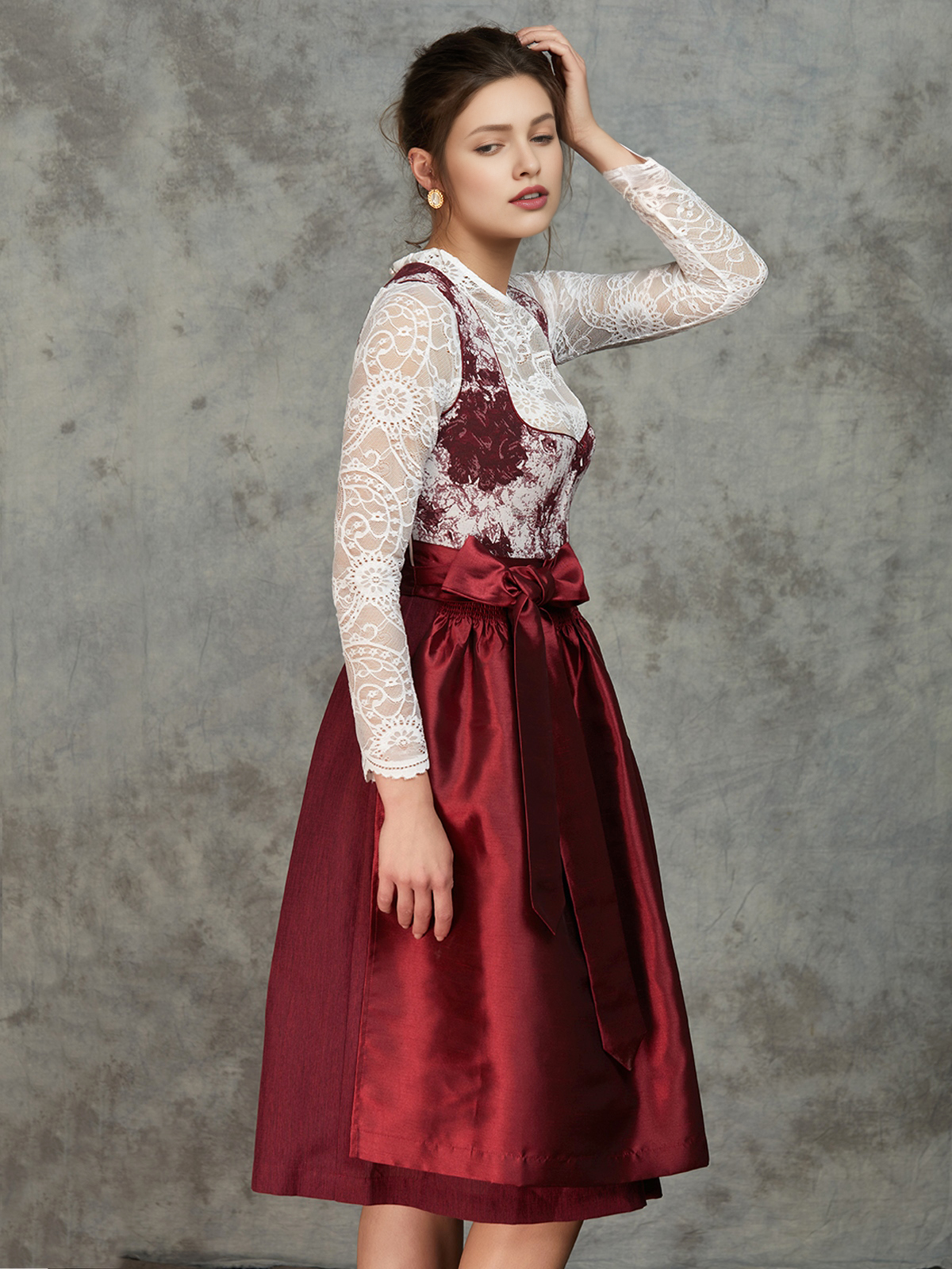 Modernes Dirndl mit Reißverschluss vorne in Rot