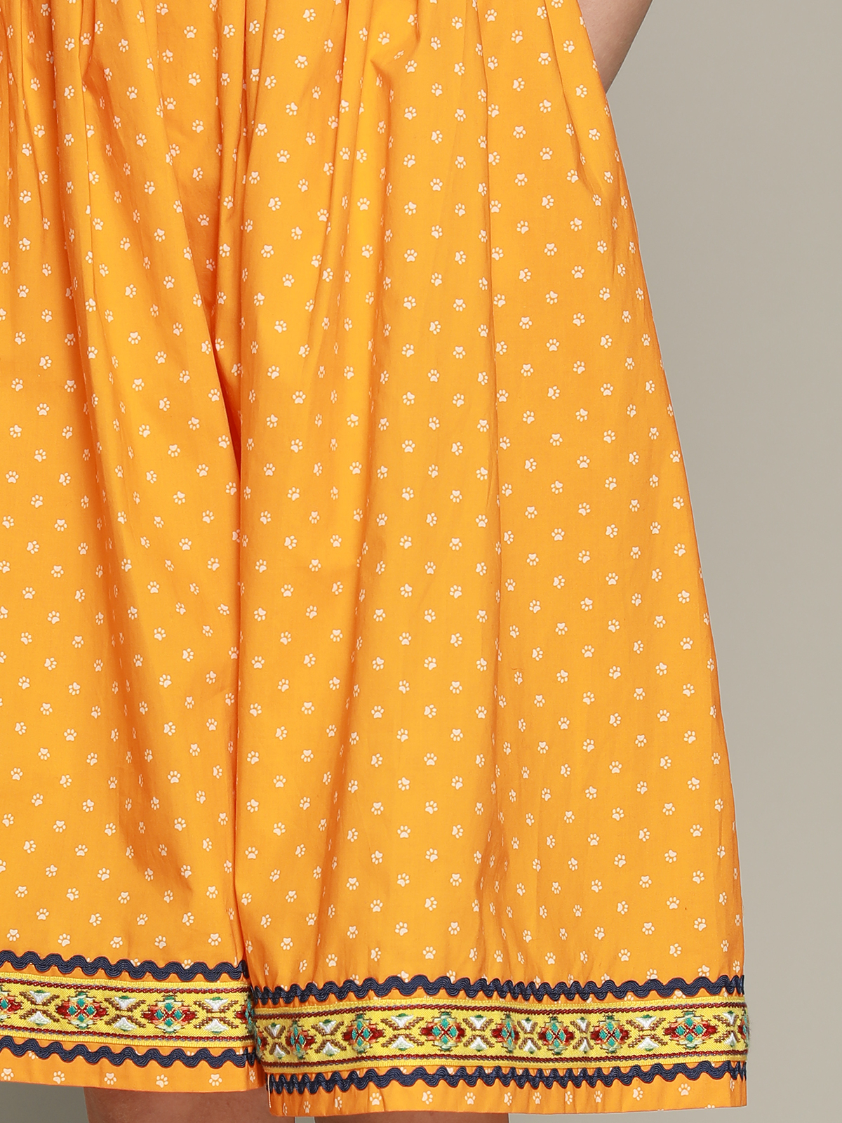 Dirndl in Gelb mit dunkelblauer Bluse