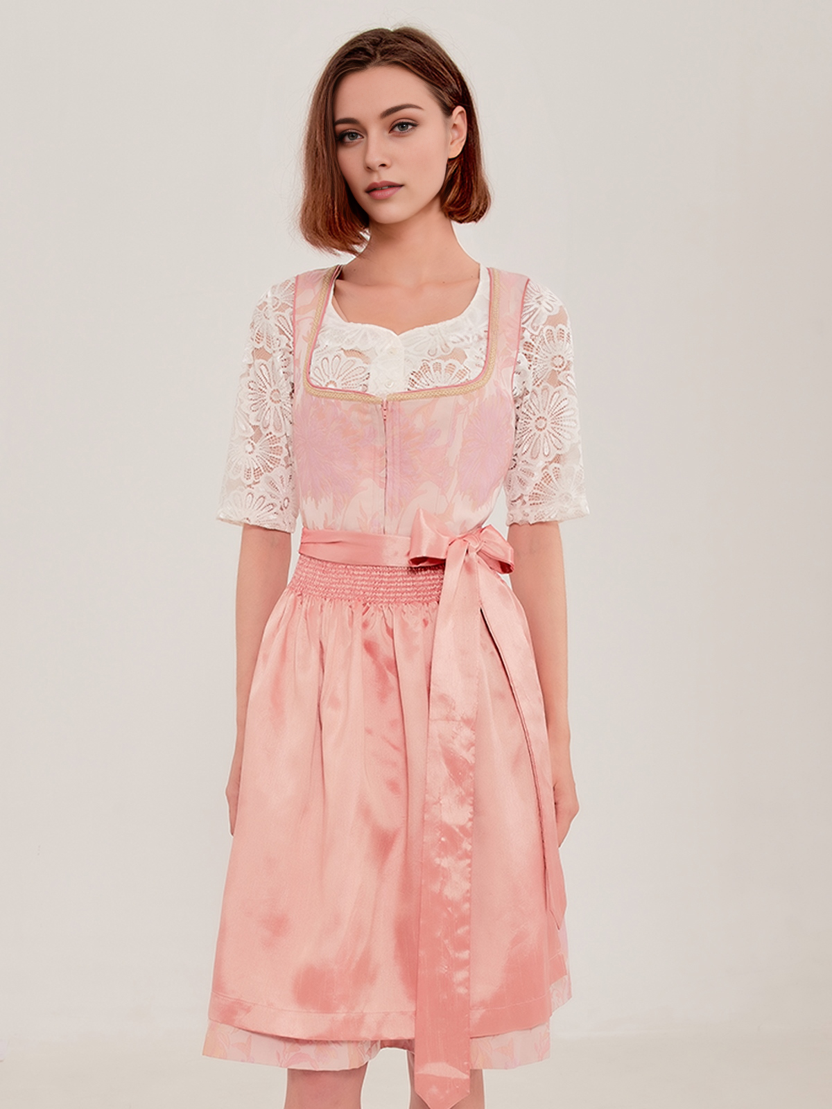 Schwarzes Stehkragenhemd mit rosa Dirndl