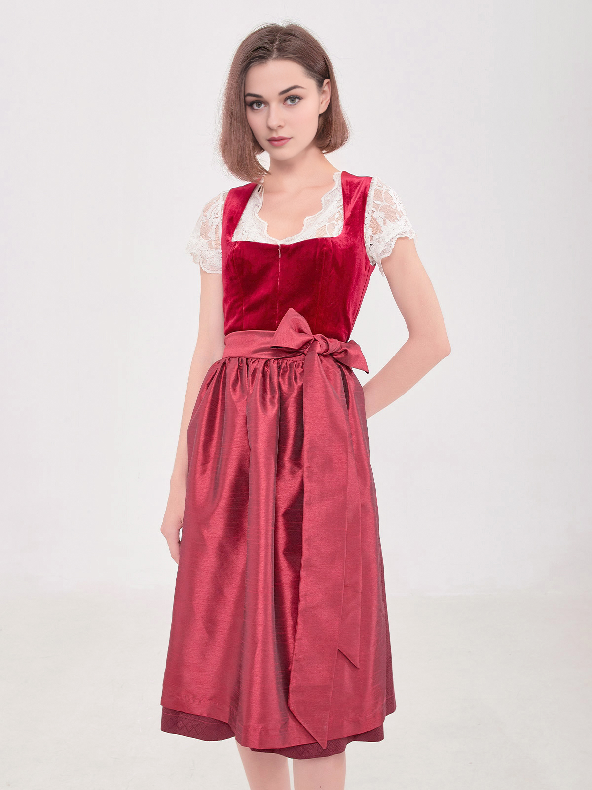 Dirndl in Rot mit Herzausschnitt-Bluse