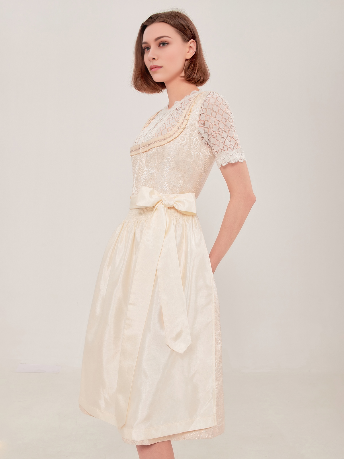 Modernes Dirndl in dunkelgrün