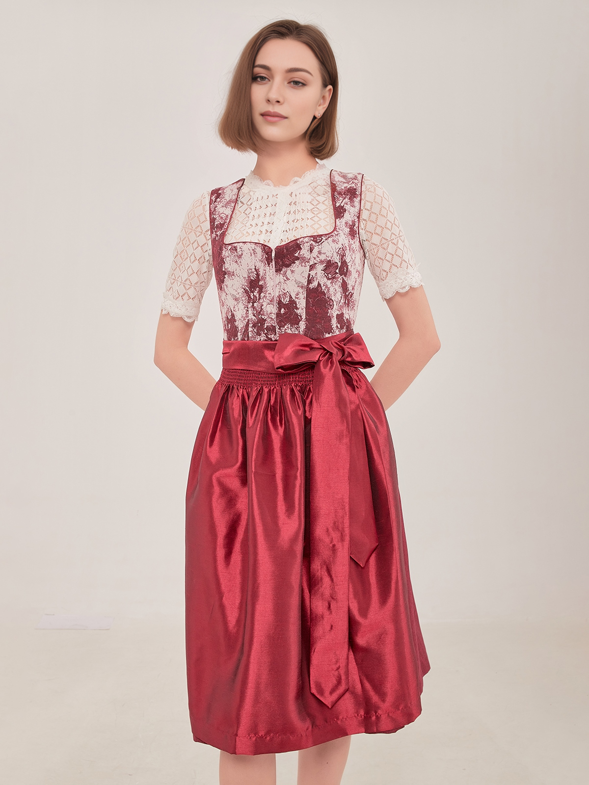 Rot-grünes Dirndl mit floralen Details