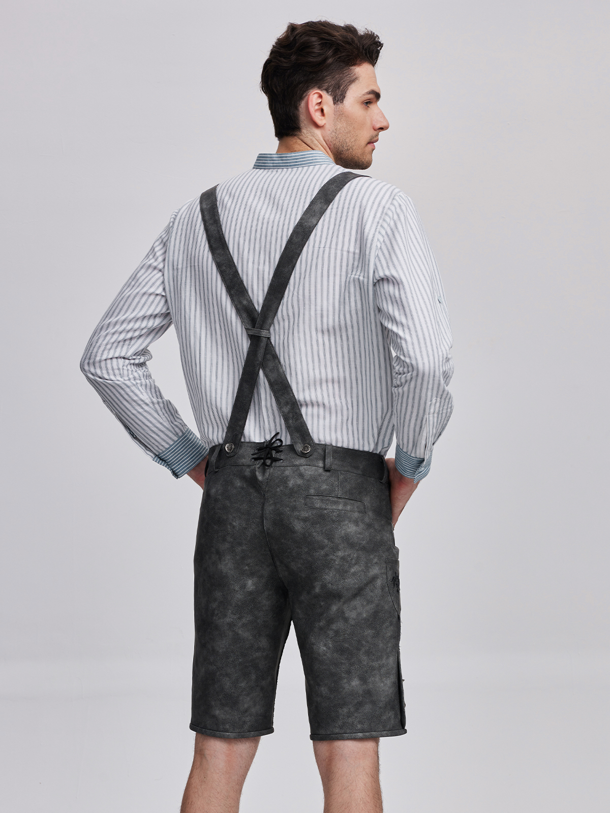 Modernes rot-schwarzes Dirndl mit eleganter Silhouette