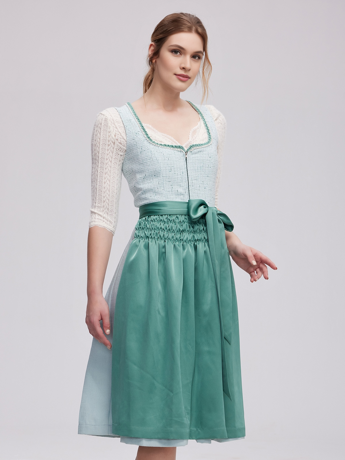Moderne Dirndlbluse in Grün mit langen Ärmeln