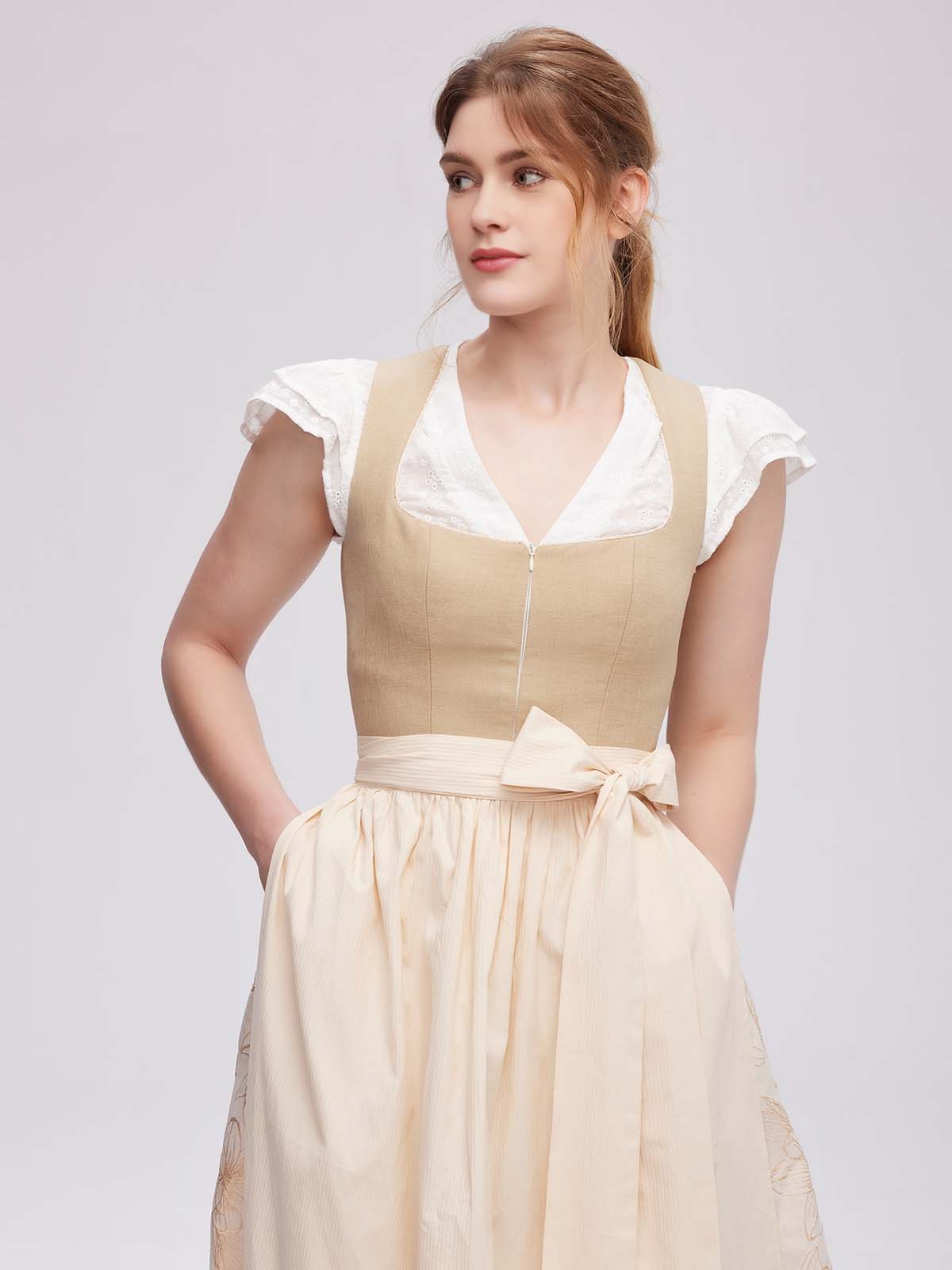Beiges Dirndl in natürlicher Eleganz