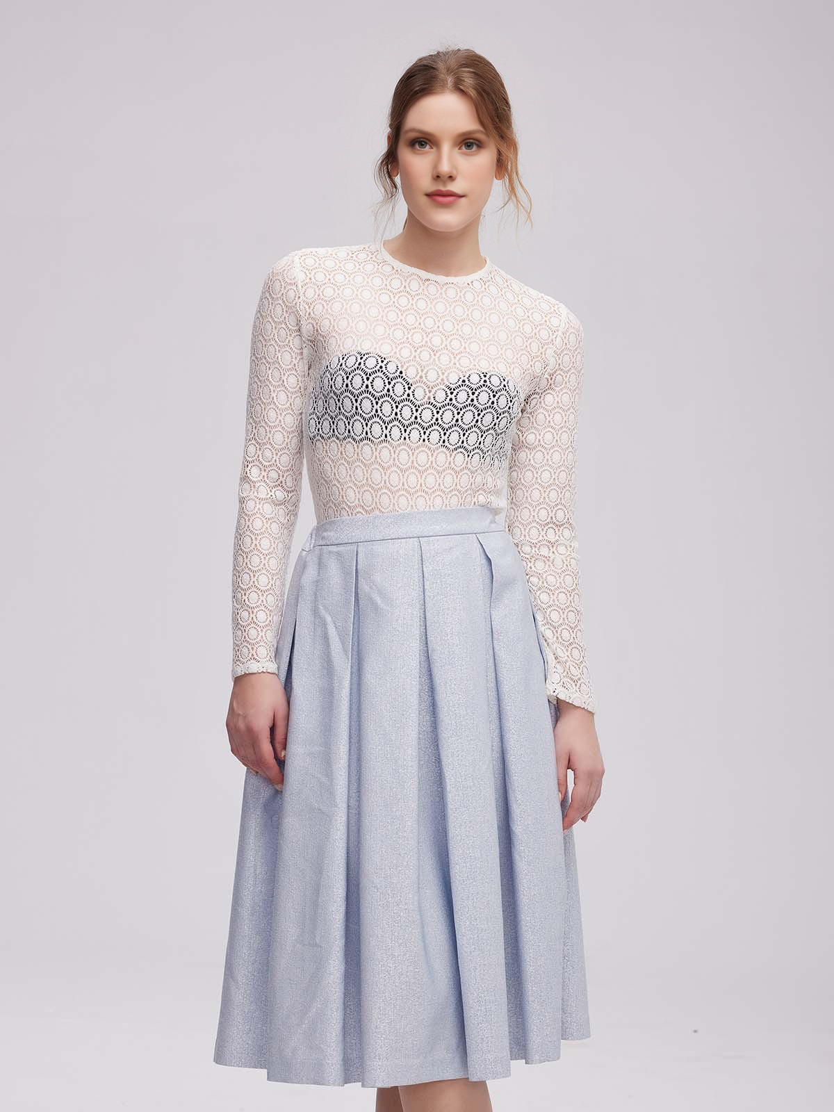 Modernes Dirndl in Blau – perfekt für den urbanen Look