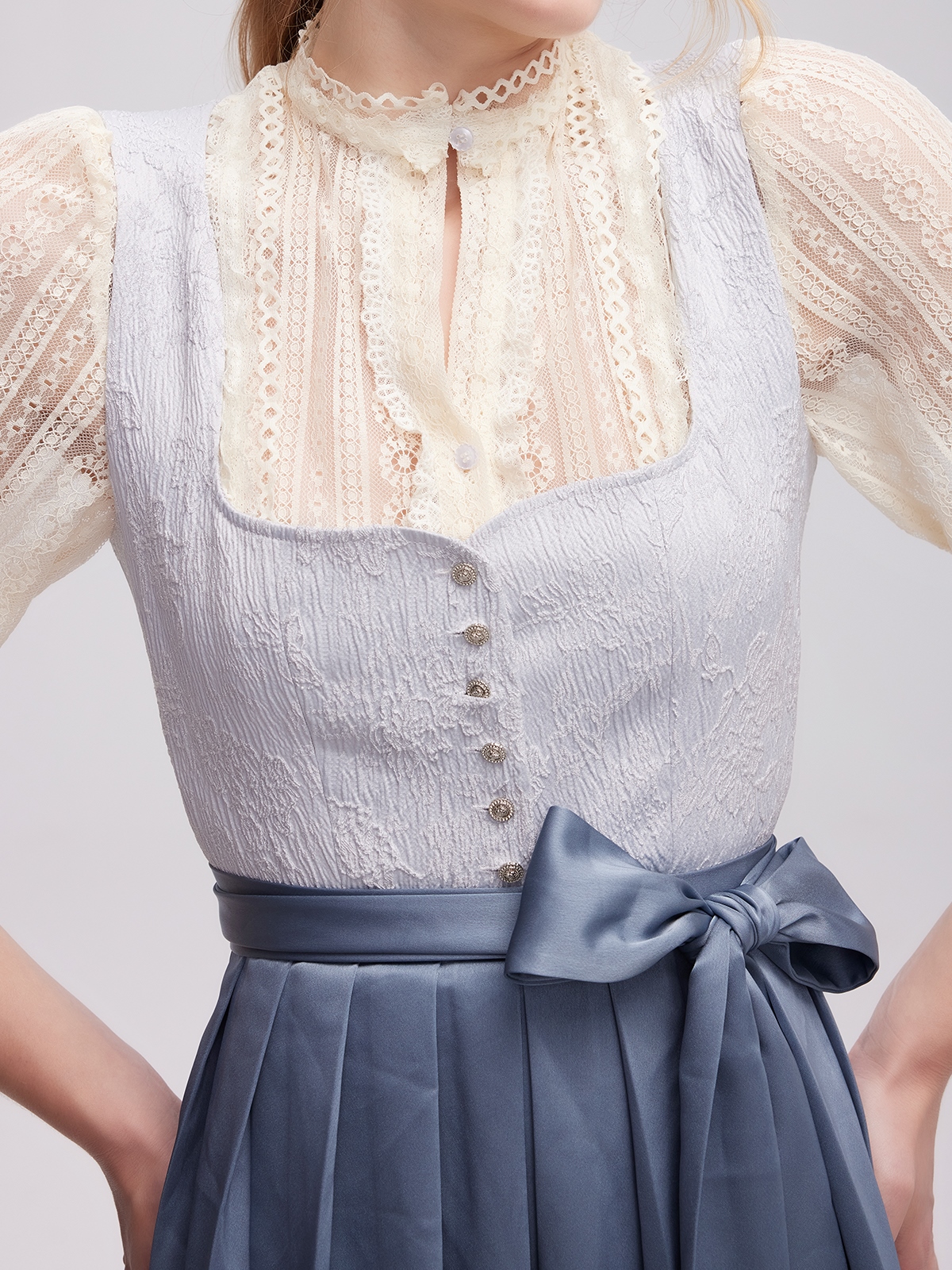 Modernes blaues Dirndl mit traditionellen Elementen