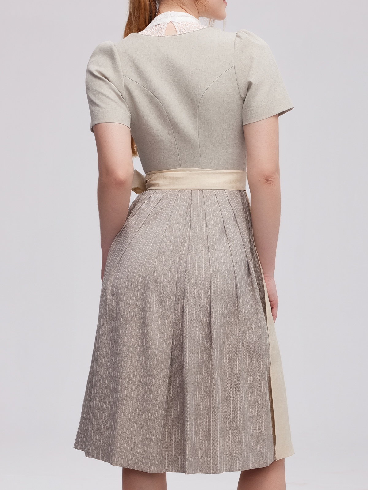 Dirndlbluse mit Lochausschnitt in Grau