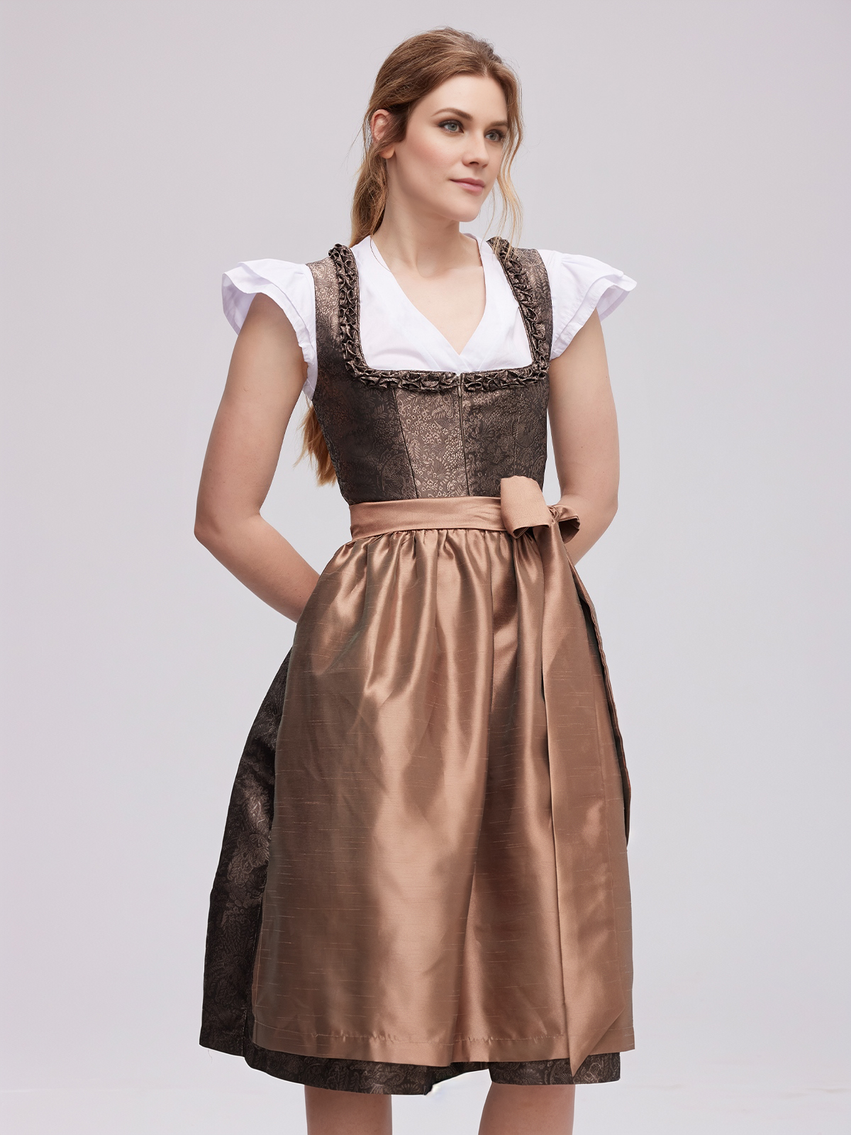Hochgeschlossene Dirndlbluse in Braun