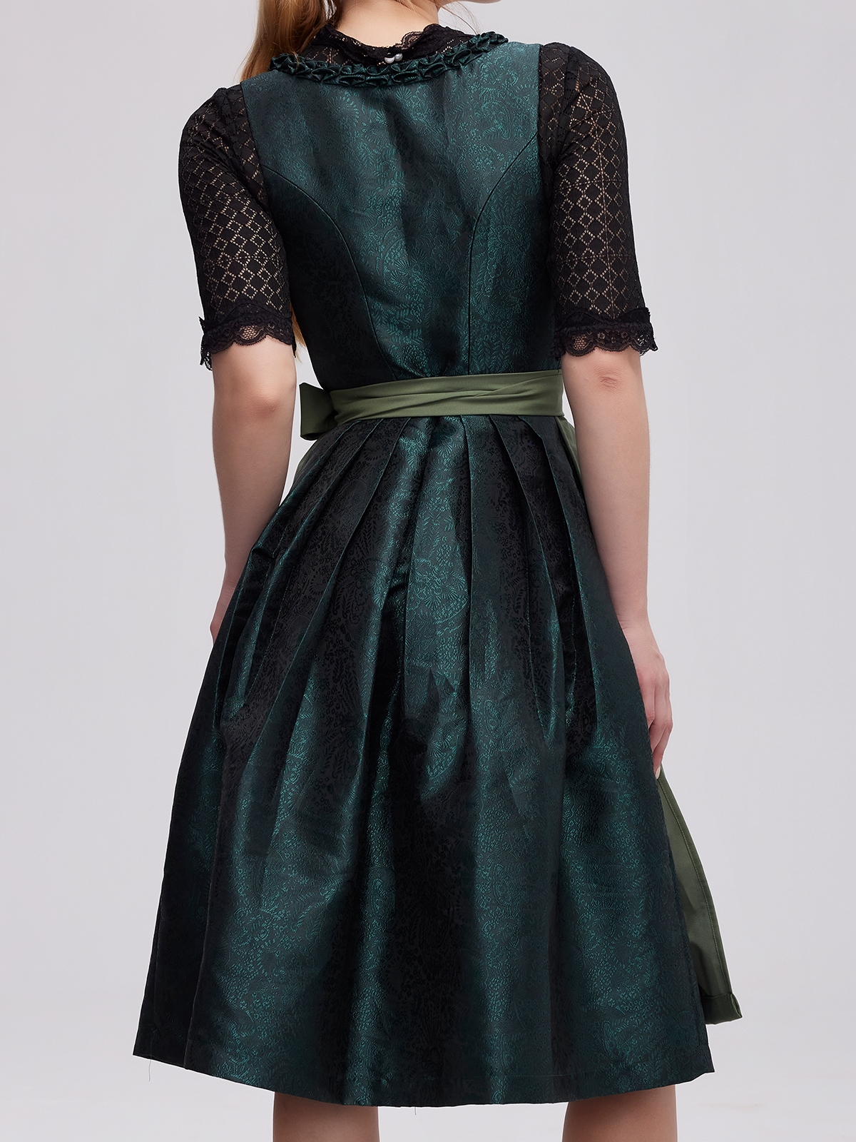 Dirndlbluse in Grün – Eleganz und Tradition