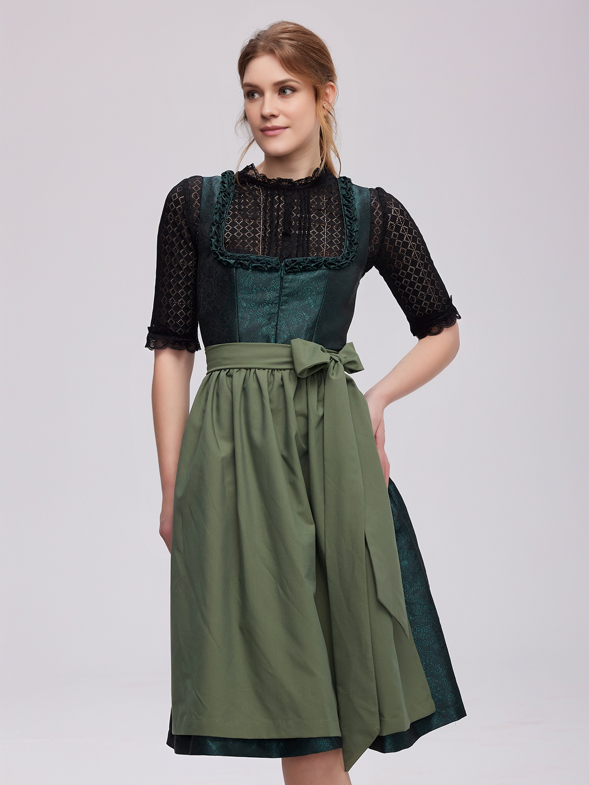 Lila Dirndl mit floralen Details
