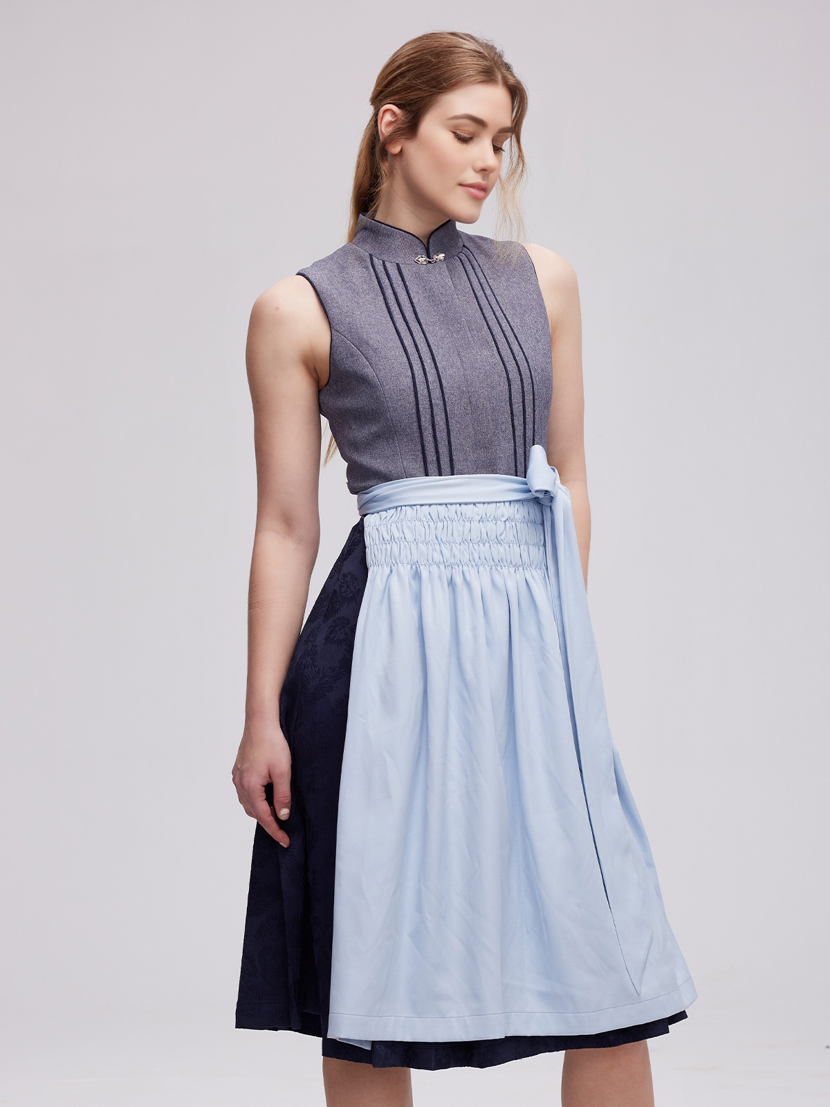 Modernes Dirndl in Grau