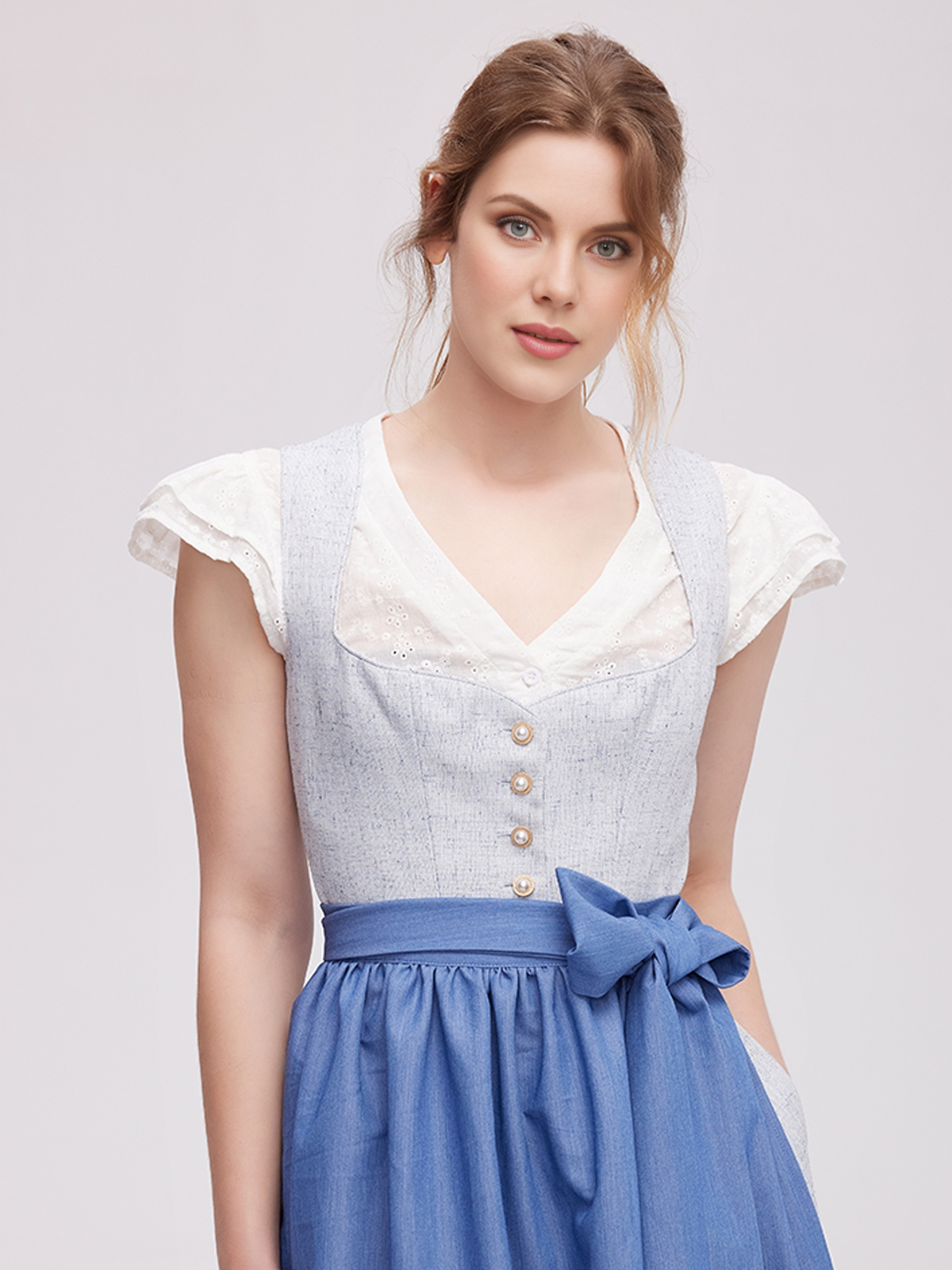 Ein elegantes dunkles Dirndl in blau, perfekt für festliche Anlässe
