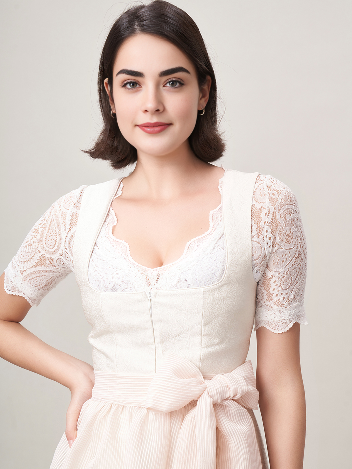 Elegantes Dirndl mit Langarmbluse in Beige