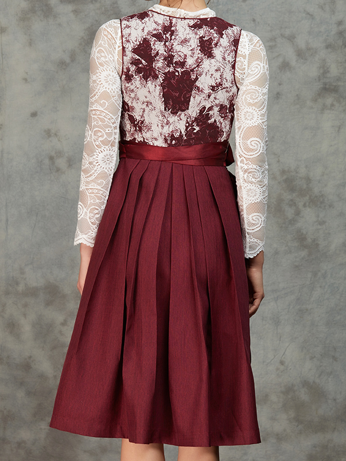 Tradition meets Modern: Ein elegantes rotes Samt-Dirndl für besondere Anlässe