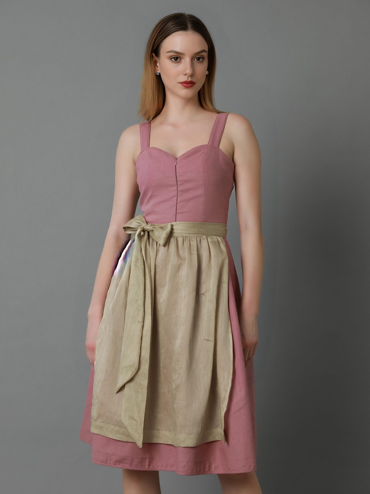 Modernes Dirndl in Rosa mit femininem Schnitt