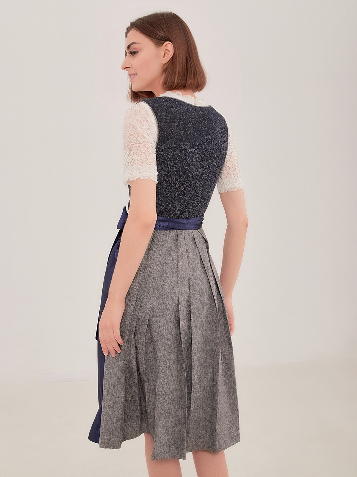 Modernes blaues Dirndl mit floralen Details