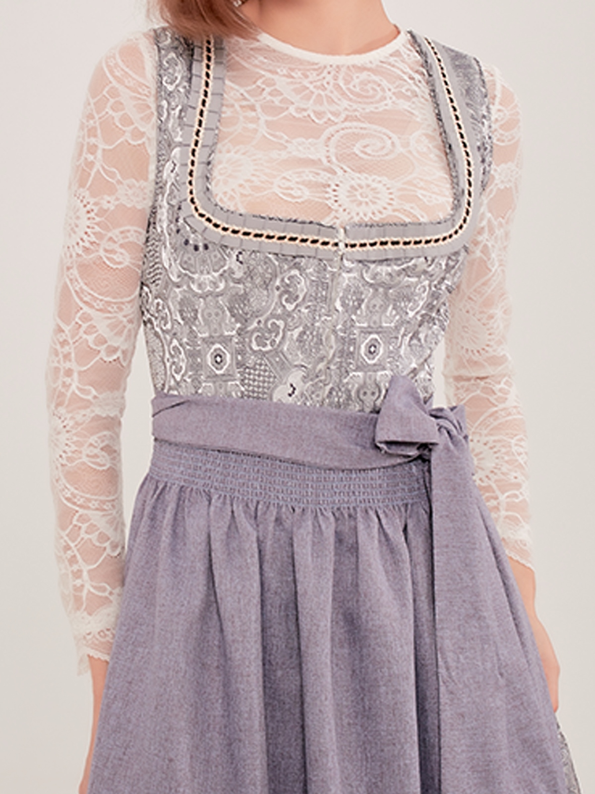 Ein elegantes Dirndl in Grau mit modernen Details