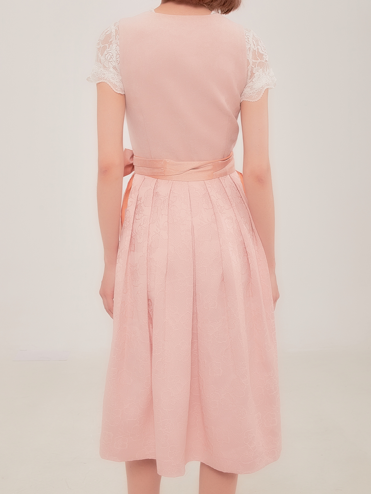 Modernes Dirndl in Rosa