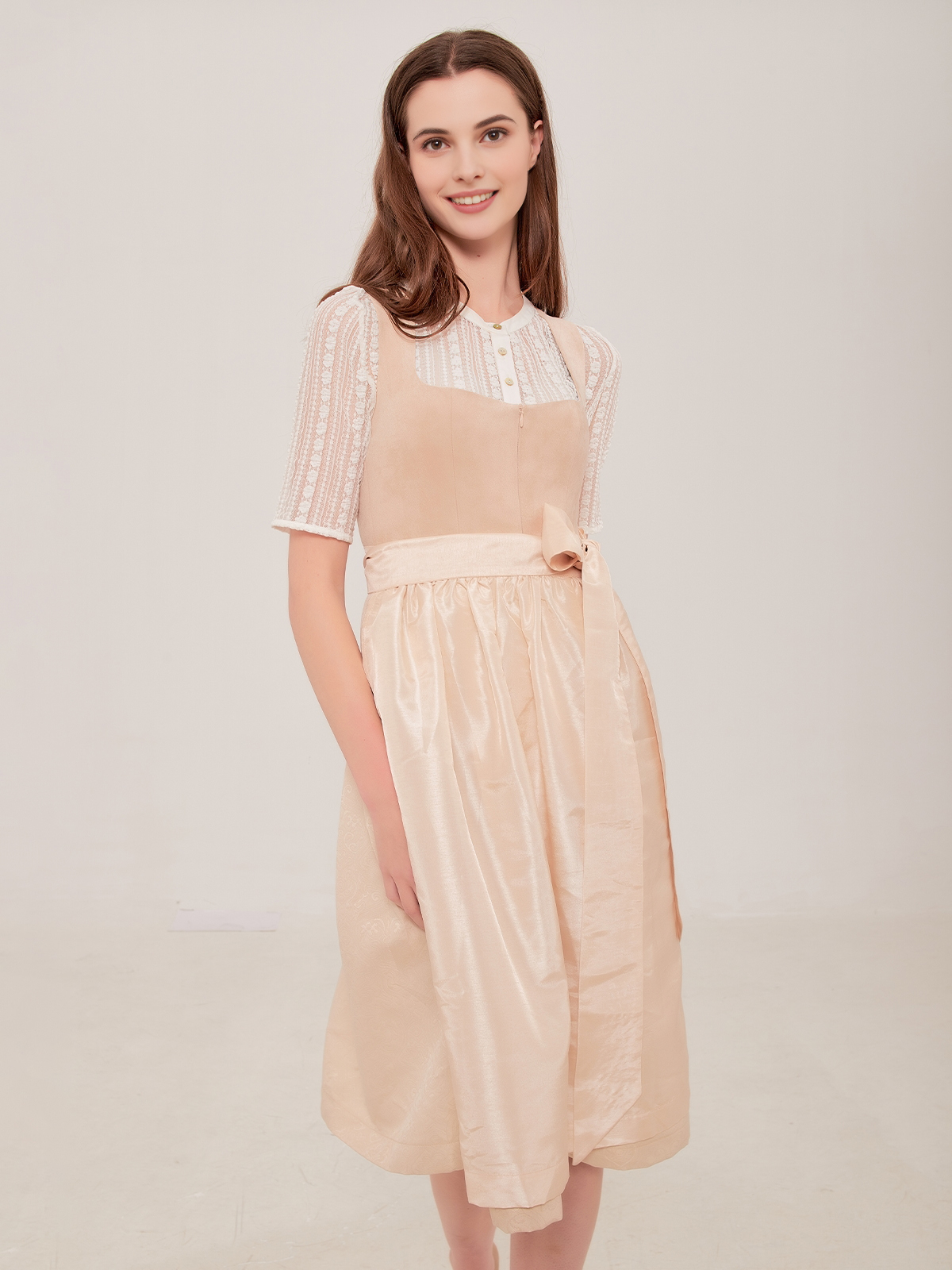 Modernes Dirndl in Beige