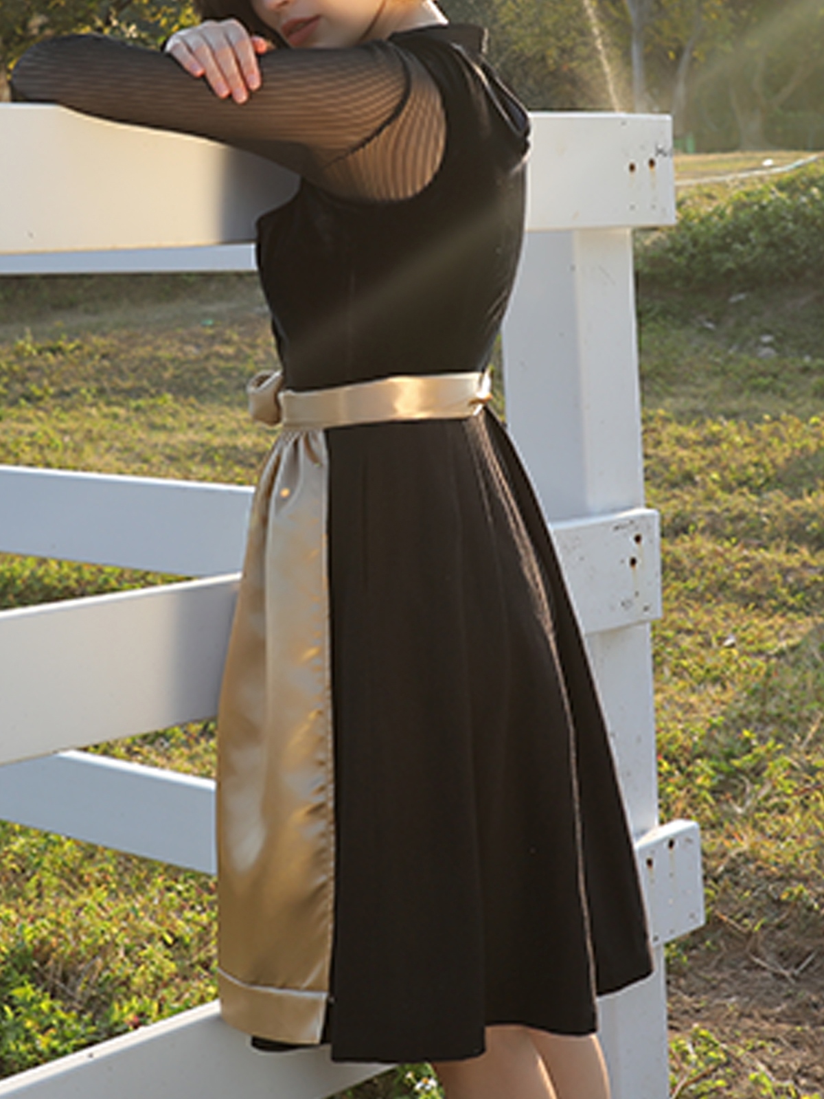 Dirndl Jeans in Schwarz – elegant und vielseitig