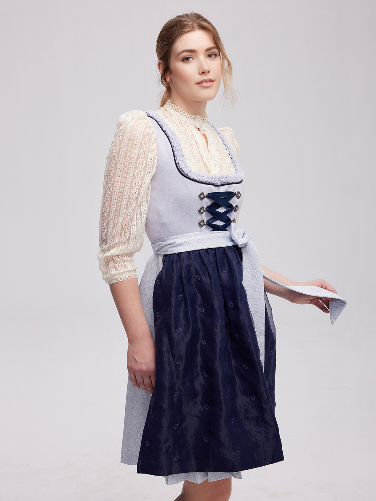 Dirndl in Blau mit floralen Mustern