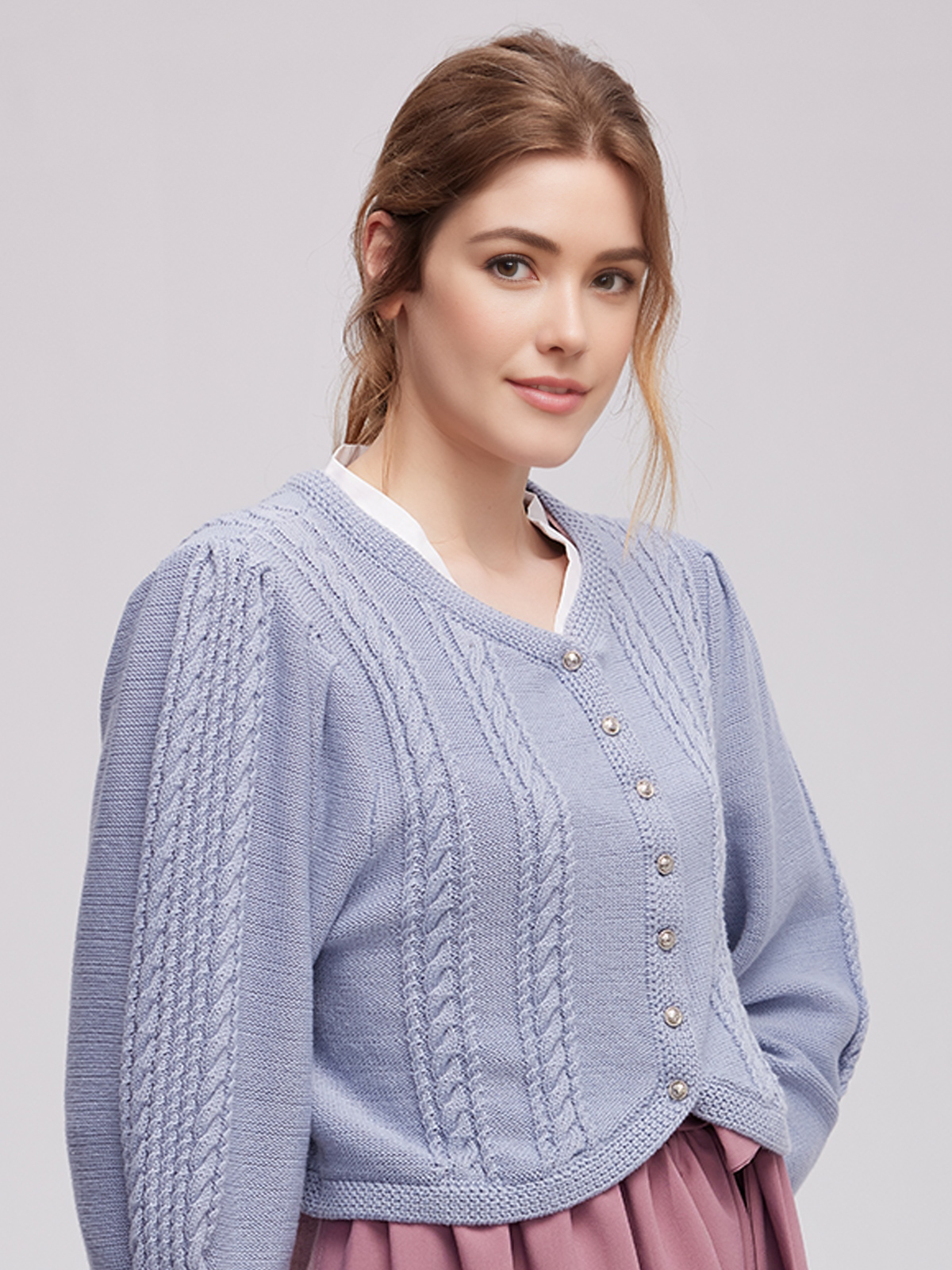 Modernes pinkes Dirndl mit blauer Bluse