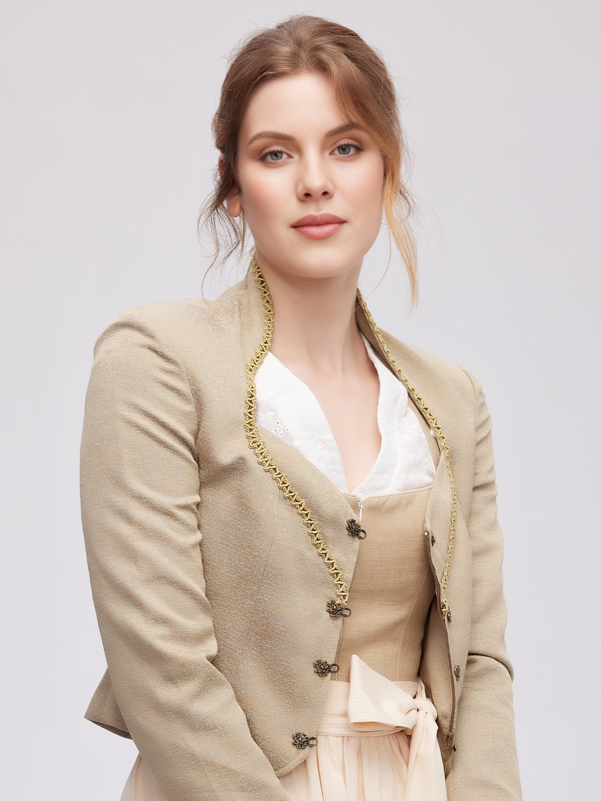 Dirndl in Grün mit beiger Bluse