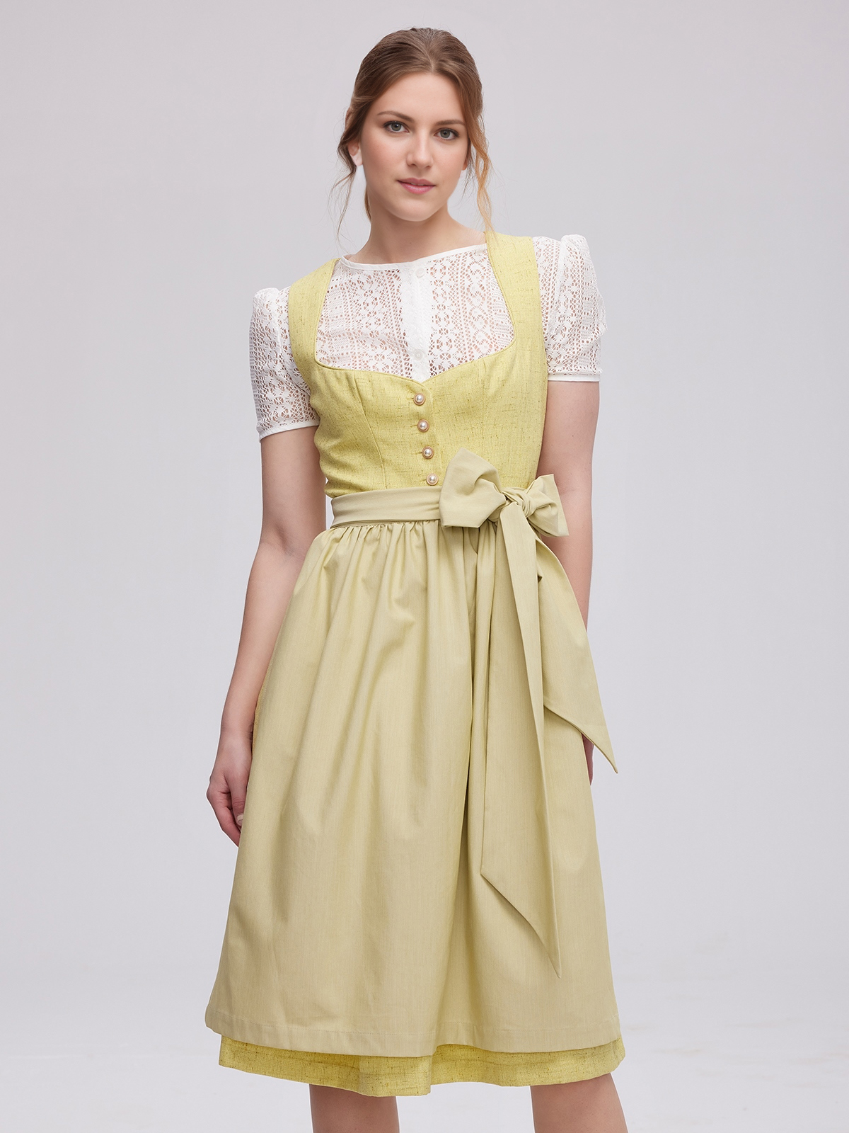 Modernes rotes Dirndl mit figurbetonter Silhouette
