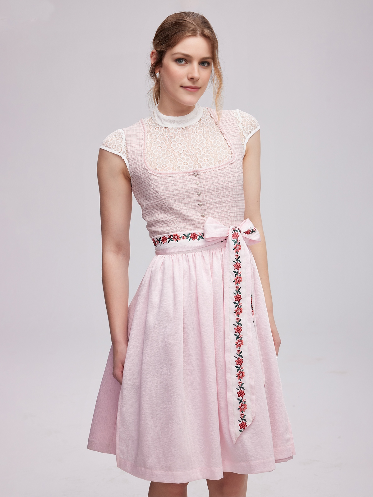 Modernes Dirndl in Rosa mit raffiniertem Schnitt