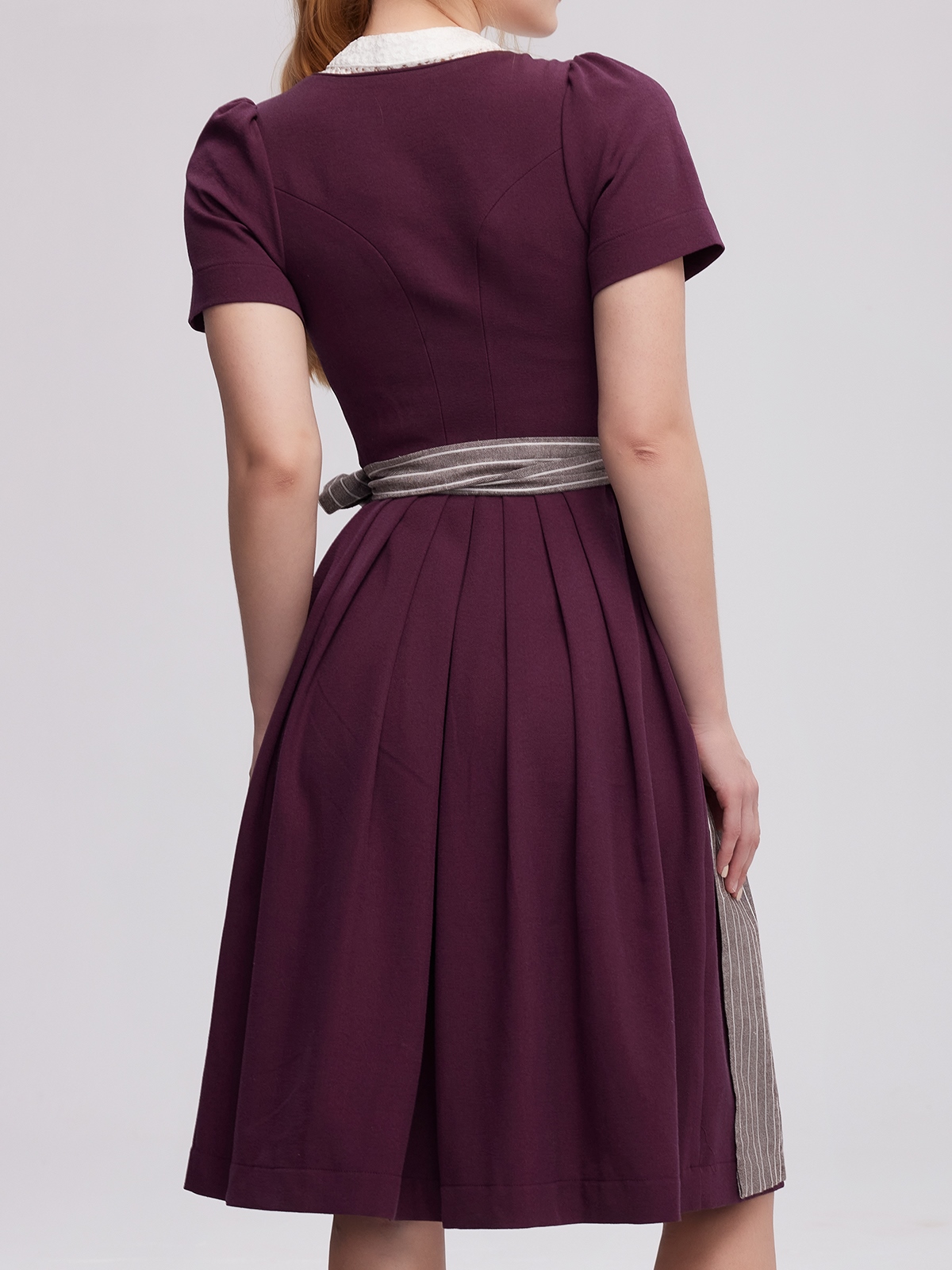 Dirndl in Lila mit modernen Accessoires