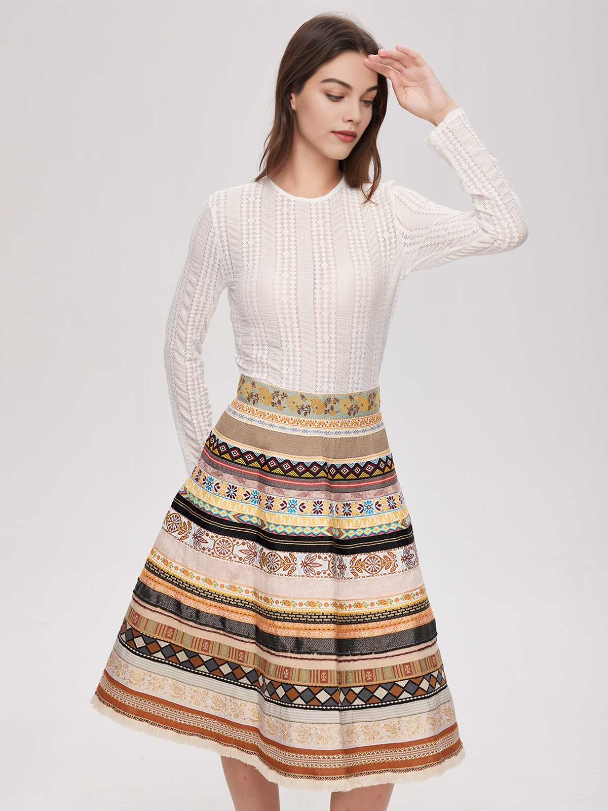 Modernes gelbes Dirndl mit floralen Applikationen