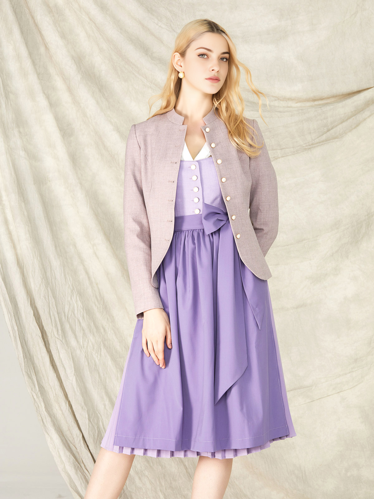 Hochgeschlossene Dirndlbluse in Lila