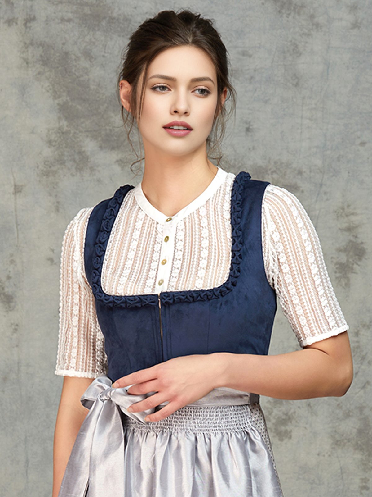 Hochgeschlossene Dirndlbluse in Blau