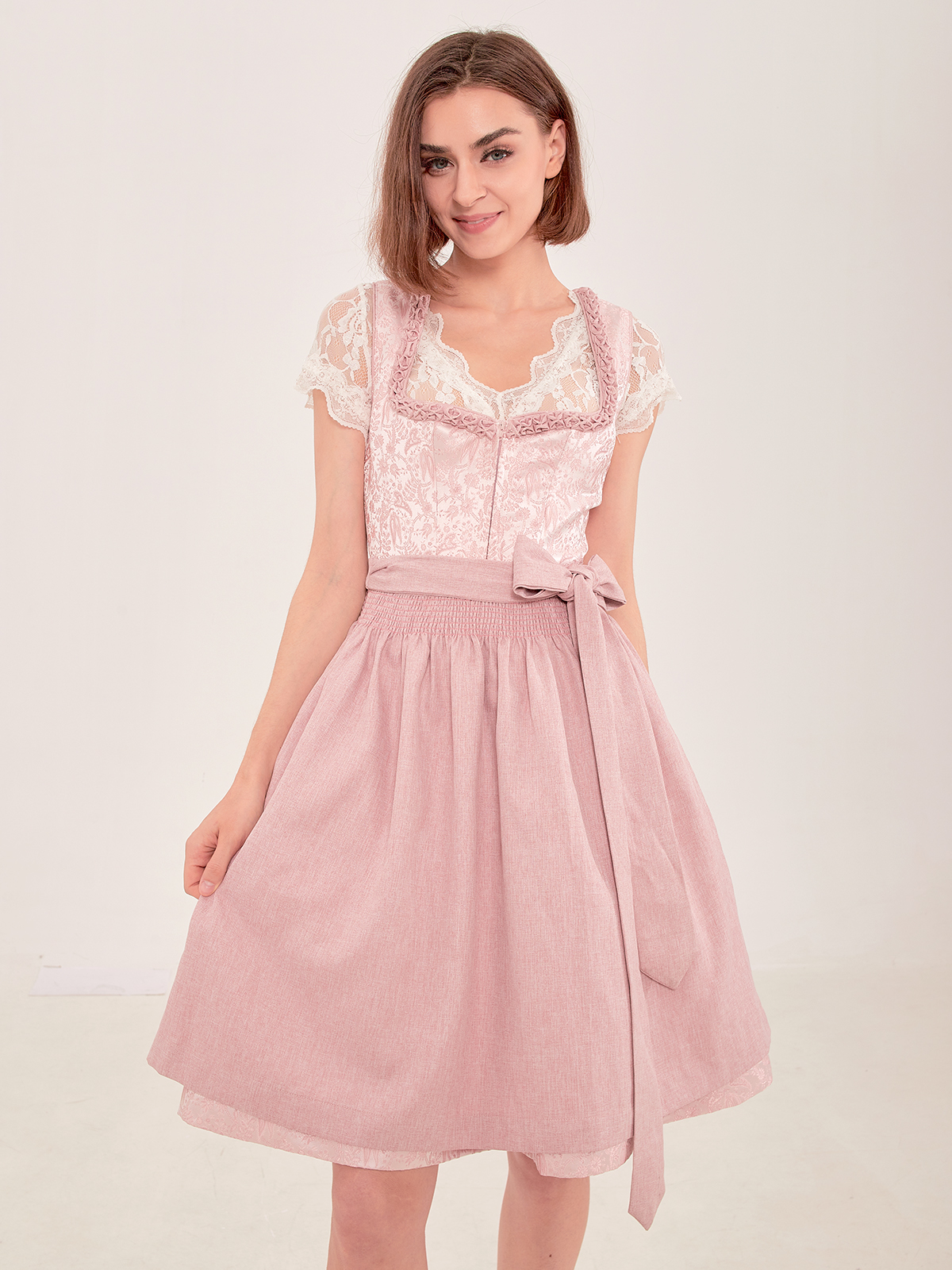 Dirndl in Grau – zeitlos und elegant