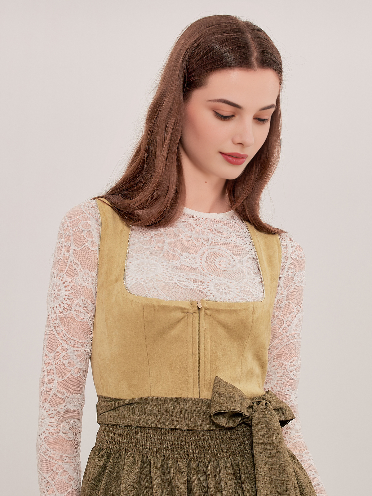 Dirndl in Grün mit Lochspitze