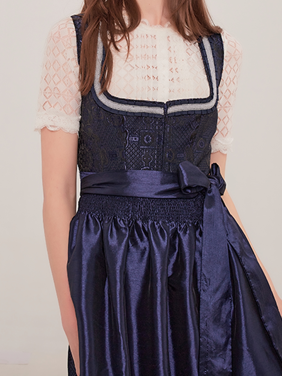 Ein elegantes grau Dirndl mit modernem Schnitt