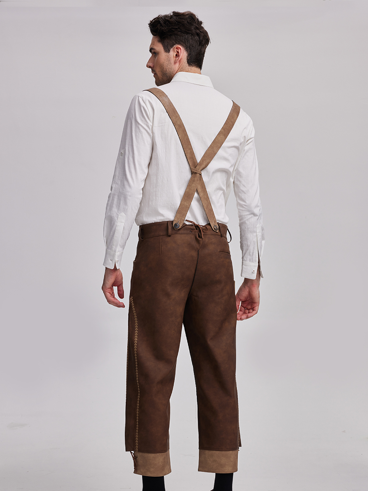 Ein besonderes Dirndl mit Lederschürze und feinen Stickereien