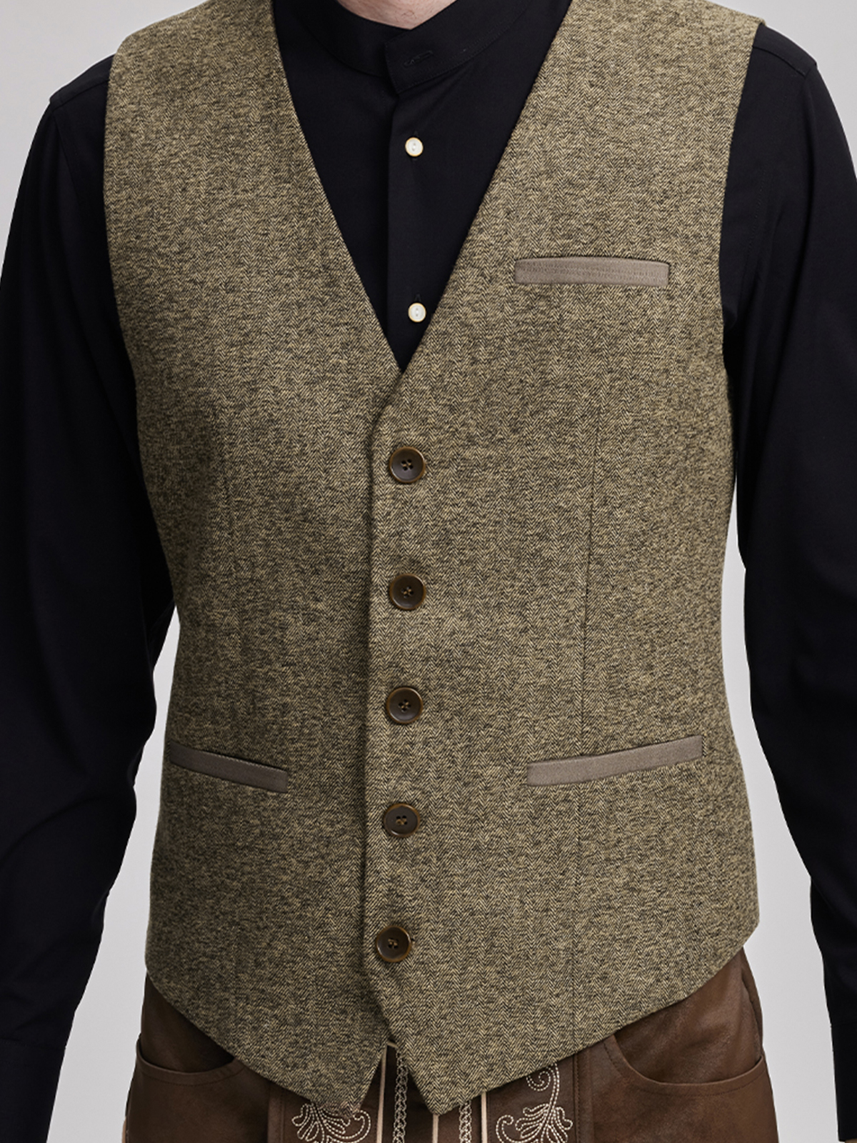 Eine moderne Dirndlbluse in Gelb, perfekt für festliche Anlässe.