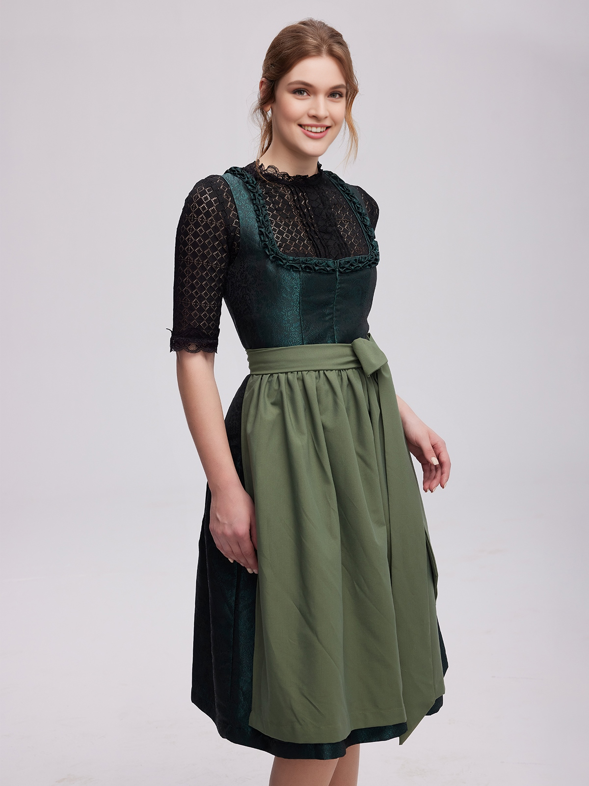 Rot-Grünes Dirndl mit traditionellem Schnitt
