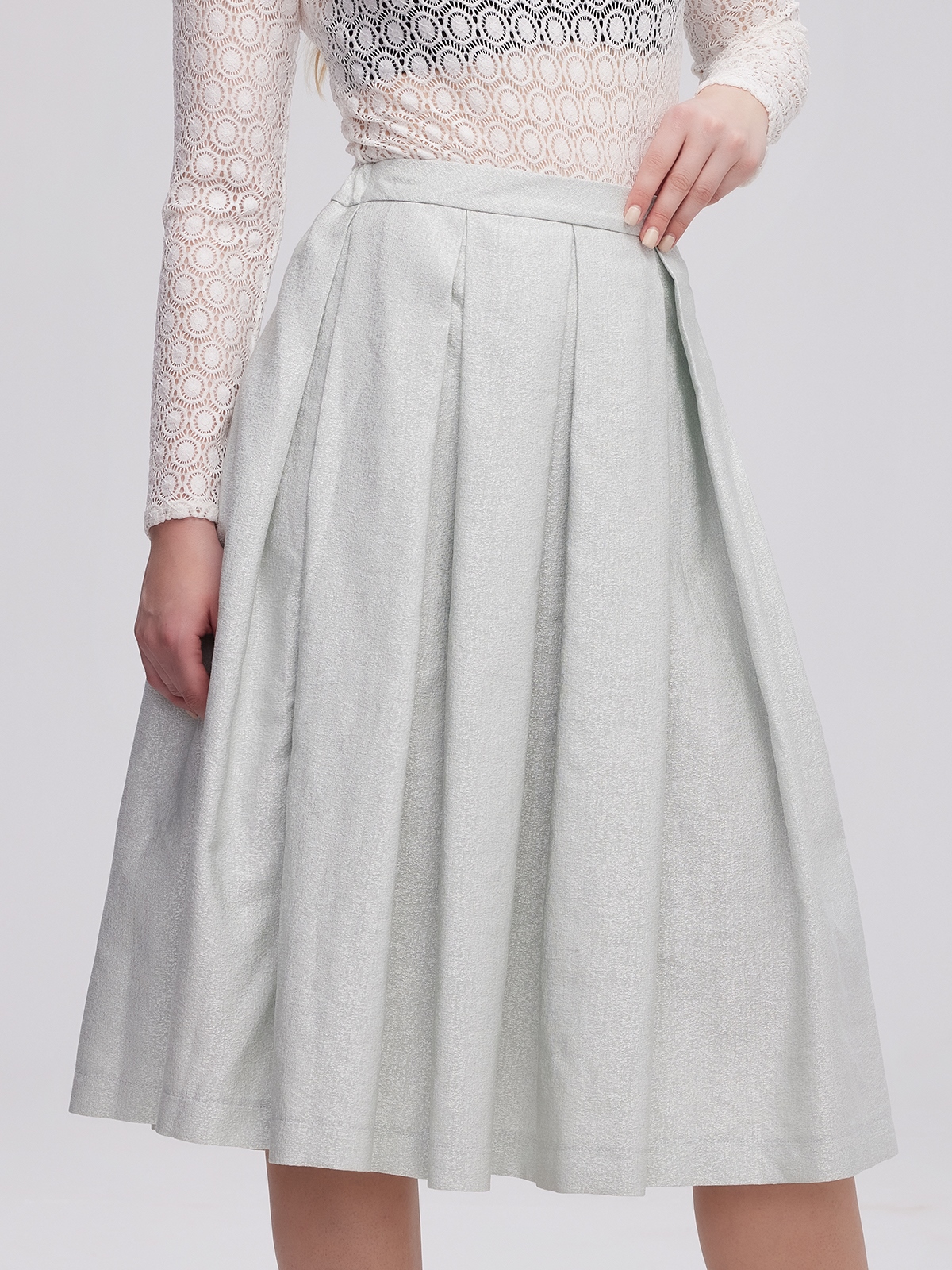 Dunkelrotes Dirndl mit floralen Details
