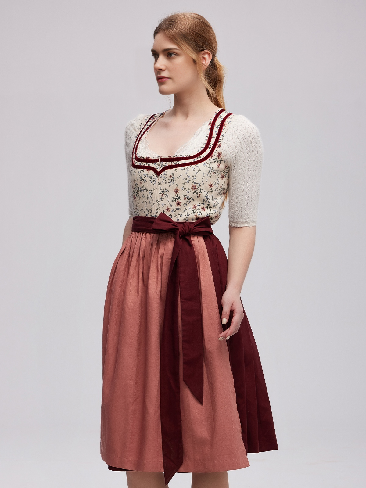 Dirndl in Rot – Eleganz und Tradition vereint