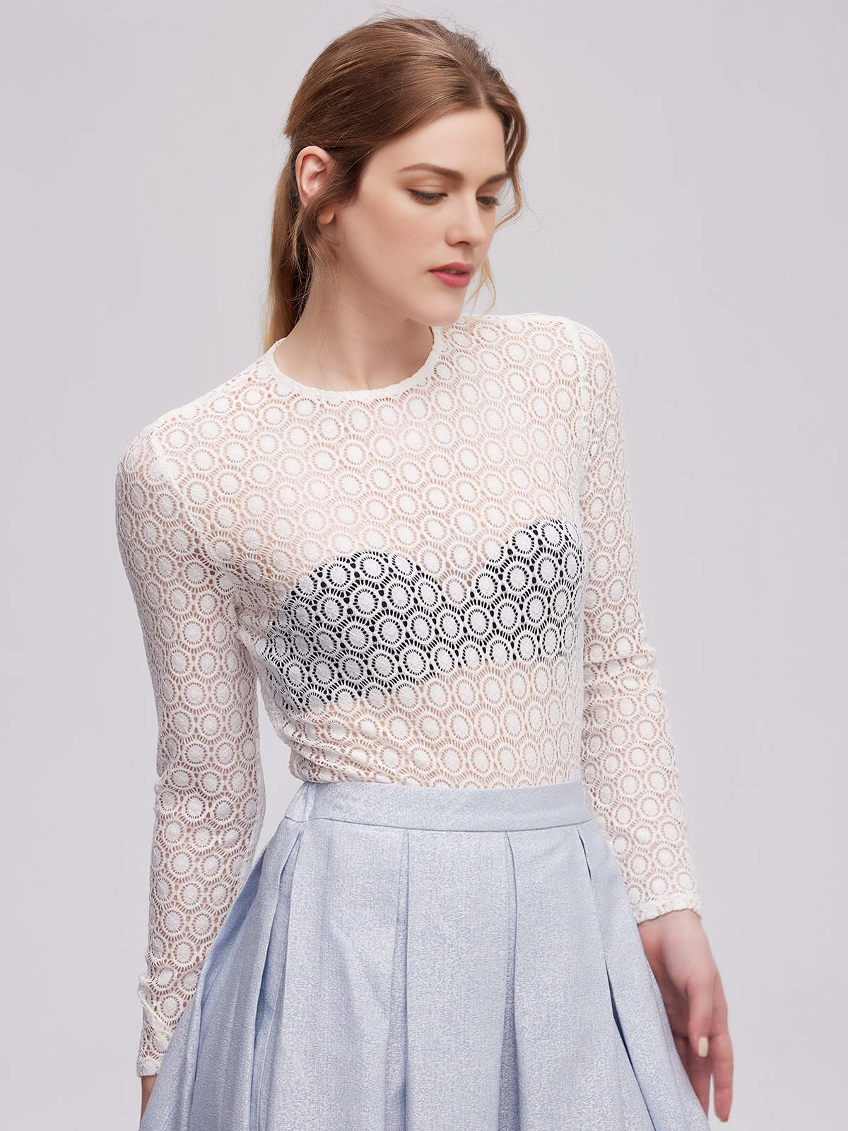 Dirndl Grau Samt in eleganter Pose