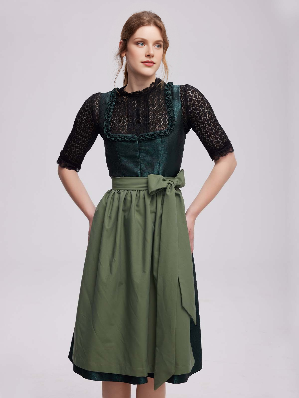 Rotes Dirndl mit traditioneller Schürze