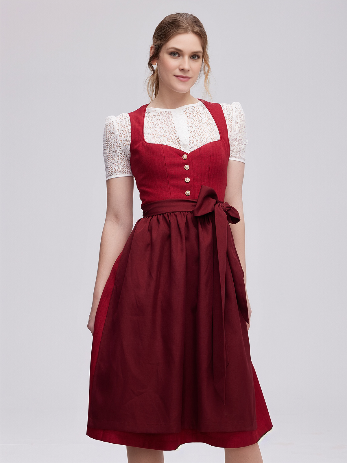 Dirndl in Flieder – Eleganz und Tradition vereint