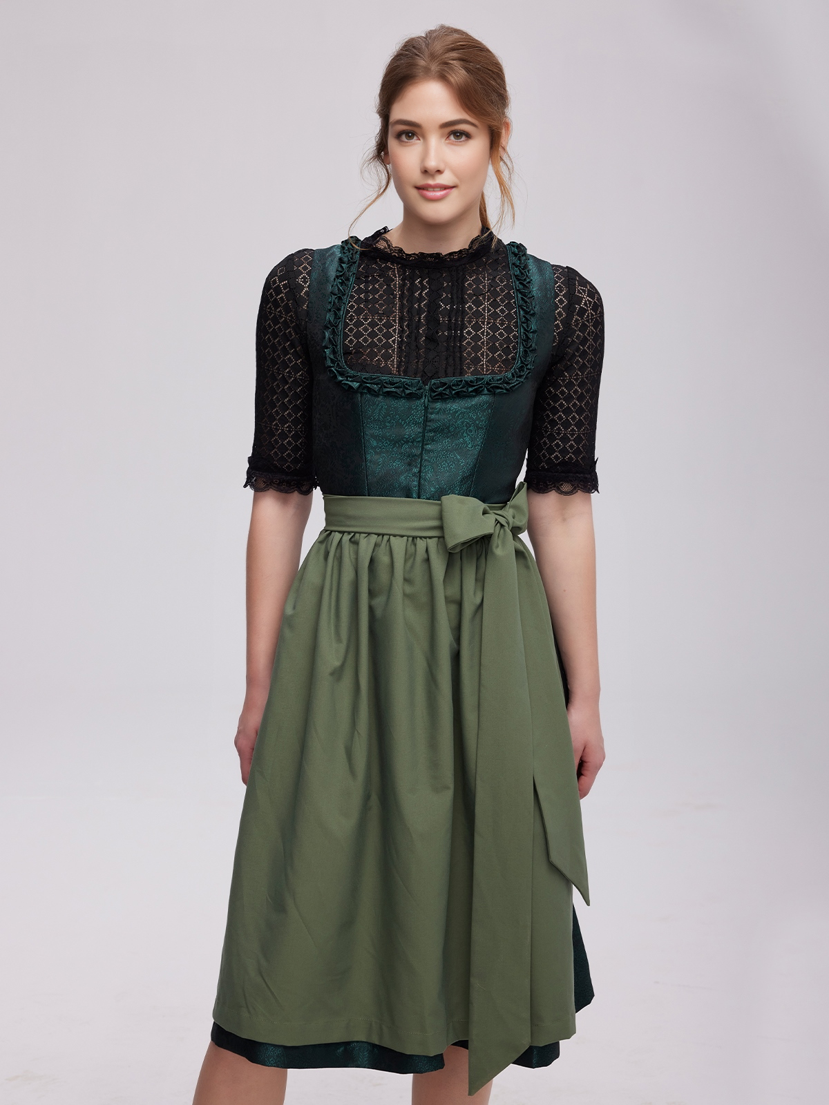 Beiges Dirndl mit grüner Schürze