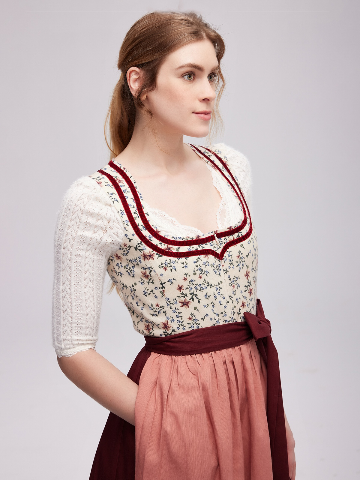Dirndl Grüb in Rot – ein Blickfang auf jedem Volksfest